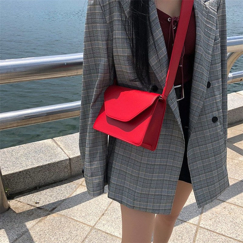 Women's fashionable red crossbody bag