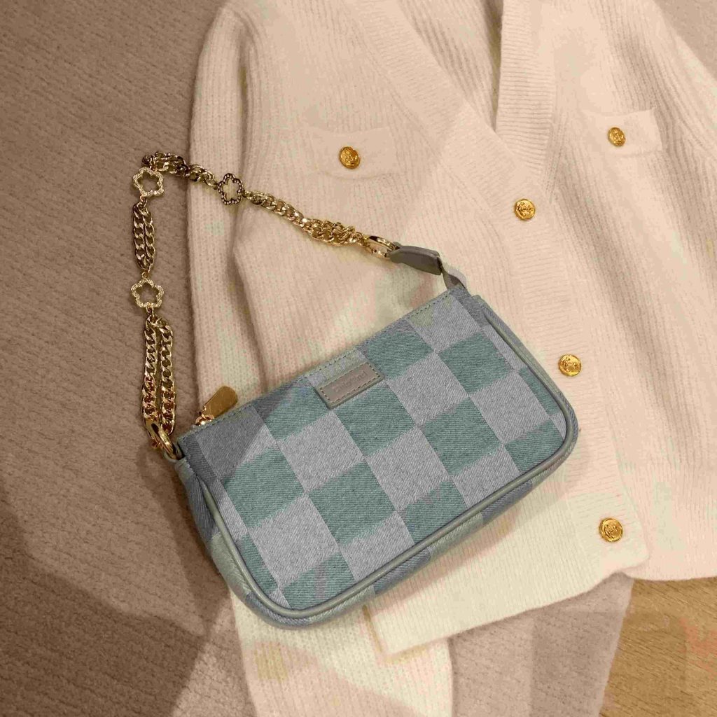 Lady's vintage print handbag